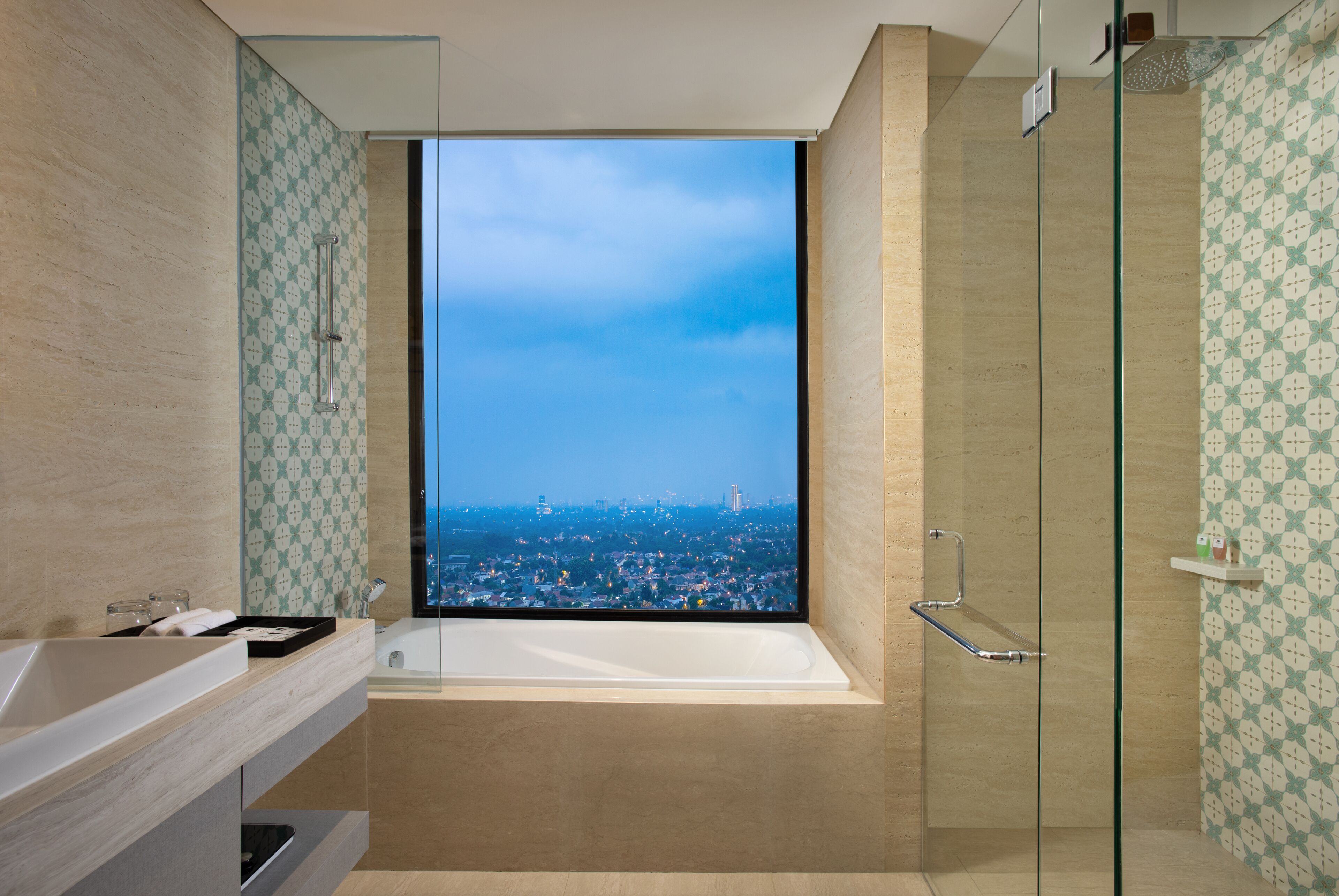 Sunset Suite | Baño | Amenidades de baño gratuitas, pantuflas, bidet, toallas 