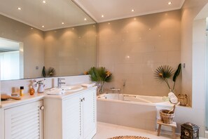 Premium Villa | Bathroom | Separate bathtub and shower, free toiletries, hair dryer, towels - Azzuro Beach House (Zakynthos)