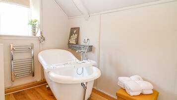 Cottage | Bathroom | Shower, hair dryer