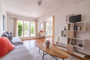 TV connectée, cheminée, livres