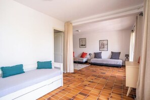 4 slaapkamers, een strijkplank/strijkijzer, reisbedje, gratis wifi