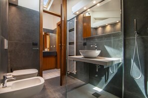 Shower, hair dryer, bidet, towels - Appartamento tra la Casa di Giulietta e l\'Arena (Verona)