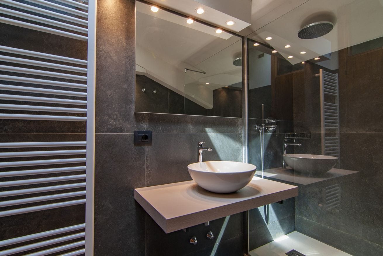 Douche, sèche-cheveux, bidet, serviettes fournies