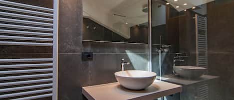 Douche, sĂšche-cheveux, bidet, serviettes fournies