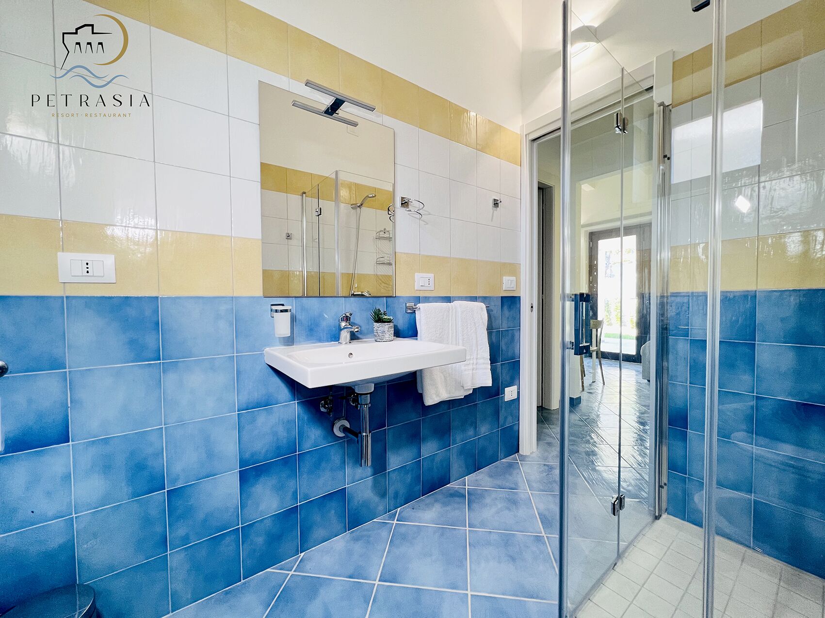 Appartement (Tripla) | Salle de bain | Douche, douche à « effet pluie », sèche-cheveux, bidet