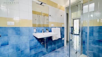 Apartamento (Tripla) | Baño | Ducha, cabezal de ducha tipo lluvia, secador de pelo y bidé