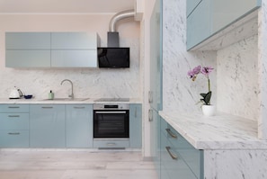 Fridge, oven, stovetop, dishwasher