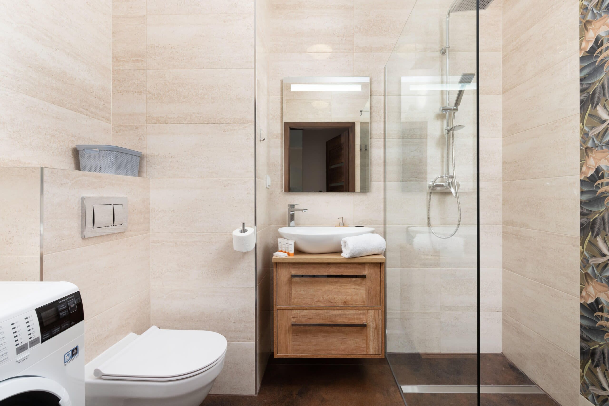 Shower, hair dryer, towels, shampoo
