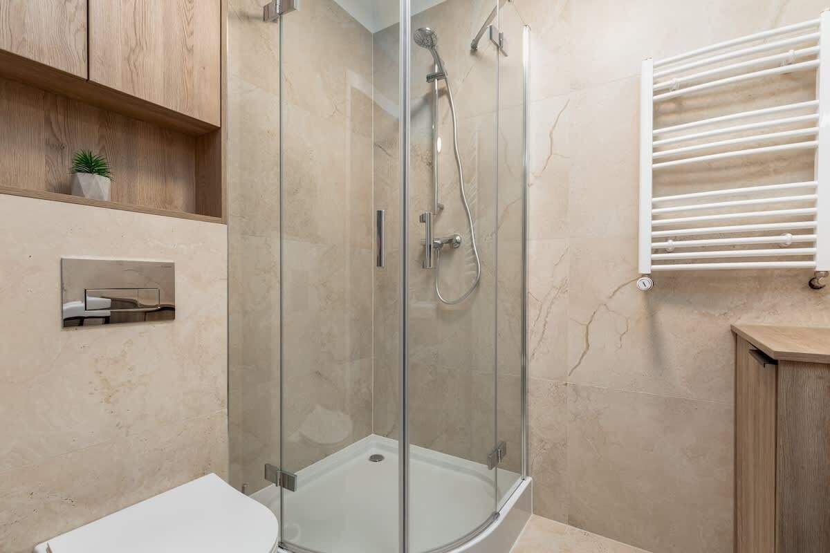 Shower, hair dryer, shampoo