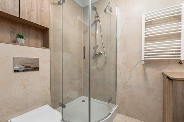 Dusche, Haartrockner, Shampoo