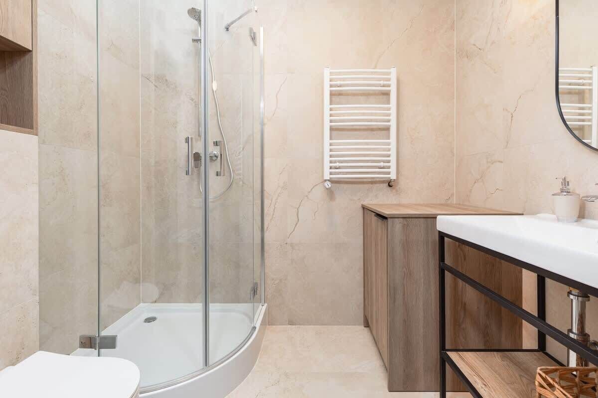 Shower, hair dryer, shampoo