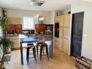 Fridge, microwave, oven, stovetop - Villa with swimming pool, in the heart of the Aix countryside (Simiane-Collongue)