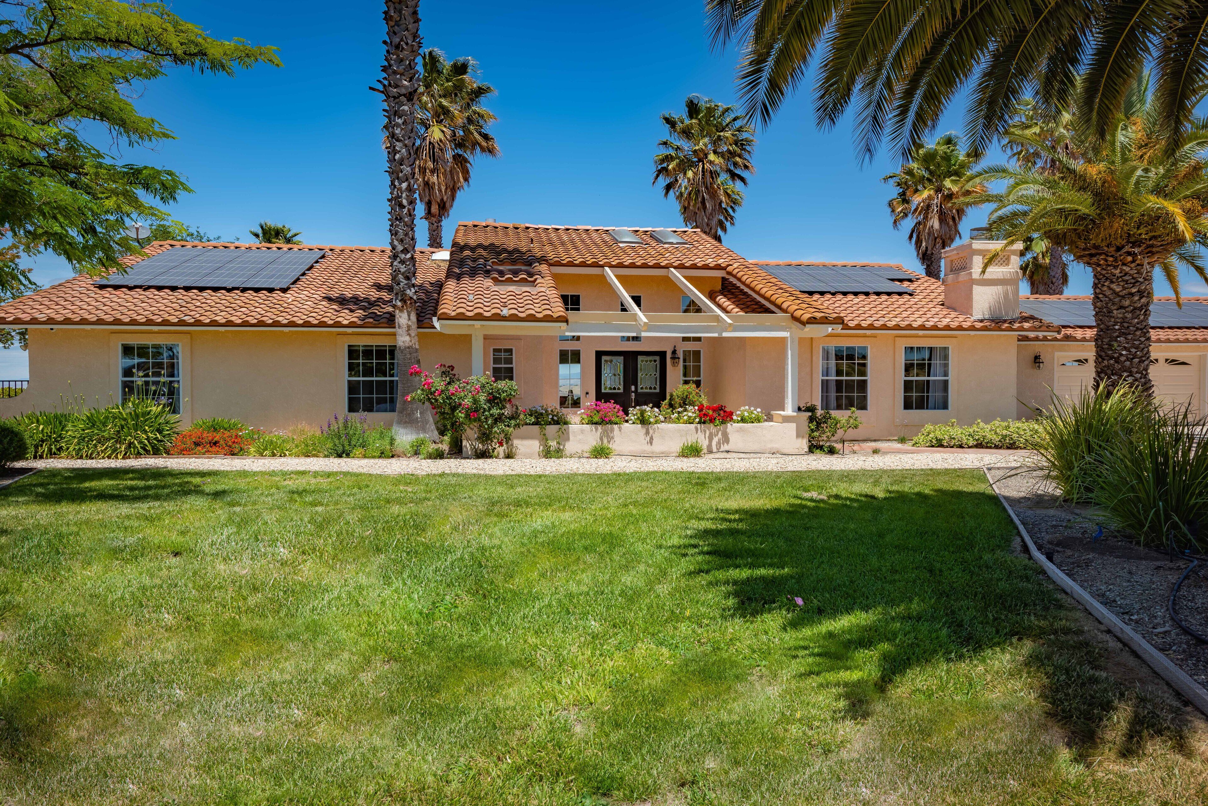 Luxe Ranch w/360 Degree Views, Pool, Gym, Game Room and Acres of Fun for All