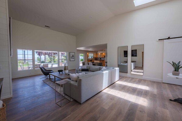 تلفزيون ذكي، مدفأة، تنس طاولة، مكتب