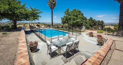 Luxe Ranch w/360 Degree Views, Pool, Gym, Game Room and Acres of Fun for All
