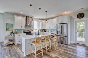 冷蔵庫、電子レンジ、オーブン、コンロ