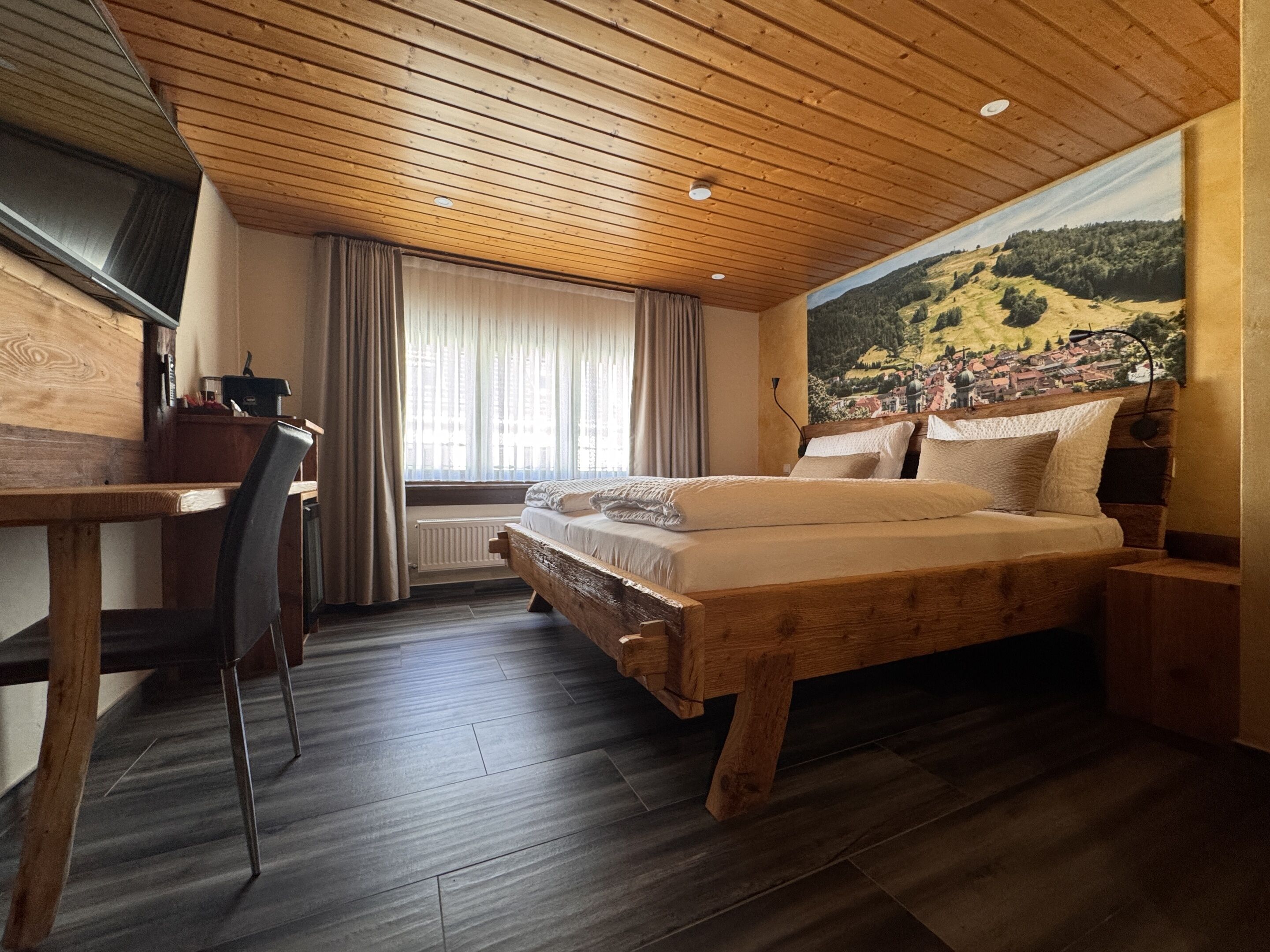 Family Suite, Shared Bathroom (Hasenhornblick Zimmer) | Individually decorated, individually furnished, free WiFi, bed sheets