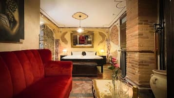 Deluxe Suite, Hot Tub, Mountain View | Lounge