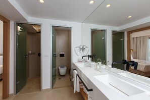 Suite, piscina privata | Bagno | Doccia, asciugacapelli, accappatoio, pantofole