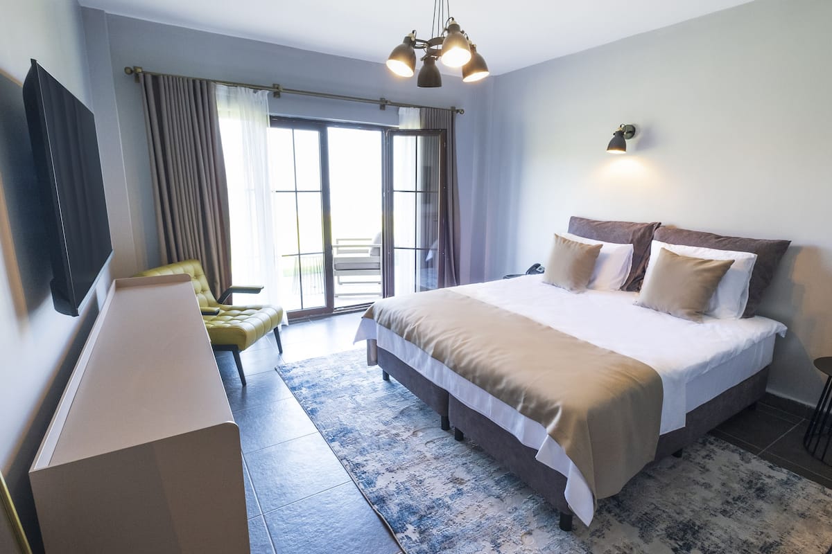 Cift Kisilik Oda, Bahce ve Deniz Manzarali | Een minibar, een kluis op de kamer, geluiddichte muren, gratis wifi