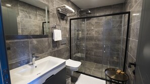 Cift Kisilik Oda, Bahce ve Deniz Manzarali | Bathroom