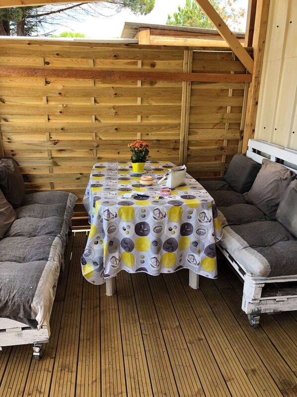 Outdoor dining - Mobilhome 7 minutes walk from the beach (Vias)