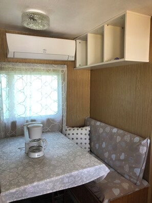 Interior - Mobilhome 7 minutes walk from the beach (Vias)