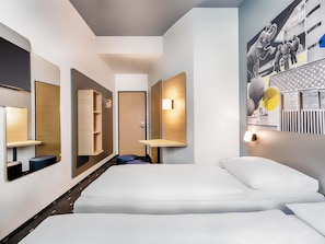 Desk, soundproofing, free WiFi, bed sheets