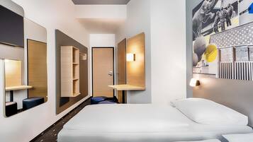 Desk, soundproofing, free WiFi, bed sheets