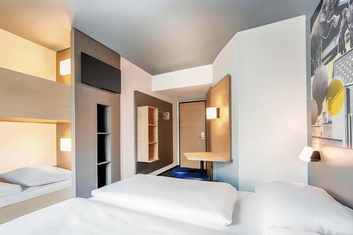 Family Room | Desk, soundproofing, WiFi (free), bed sheets