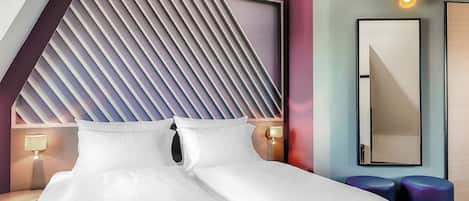 Una habitación de hotel moderna con cama, lámparas de noche, un espejo y un diseño de cabecera original con listones.