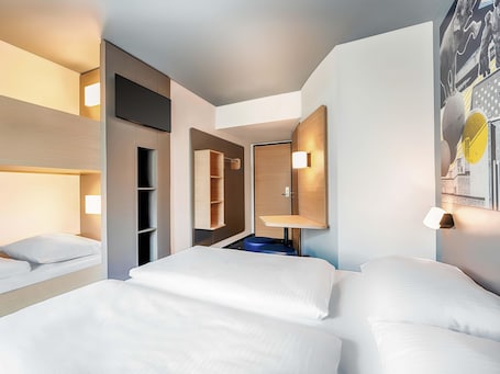 Escritorio, sistema de insonorización, wifi gratis y ropa de cama