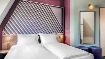 Desk, soundproofing, free WiFi, bed sheets