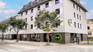 A B&B hotel with a modern design, featuring multiple windows and a flat roof. - B&B HOTEL Gießen-City (Giessen)