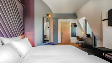 Desk, soundproofing, free WiFi, bed sheets