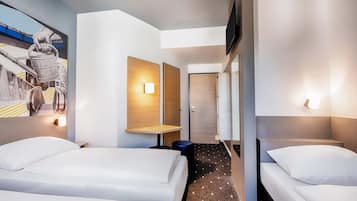 Escritorio, sistema de insonorización, wifi gratis y ropa de cama