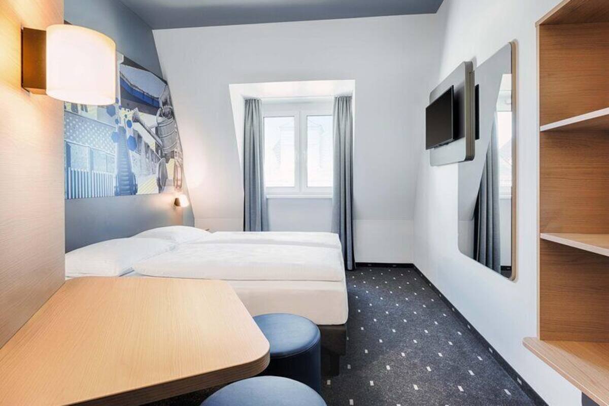 Double Room | Desk, soundproofing, WiFi (free), bed sheets