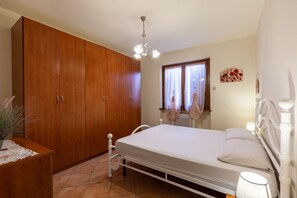 2 slaapkamers, een strijkplank/strijkijzer, gratis wifi, beddengoed
