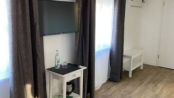 Kamar Single Comfort | Seprai antialergi, didekorasi berbeda-beda, dan kedap suara