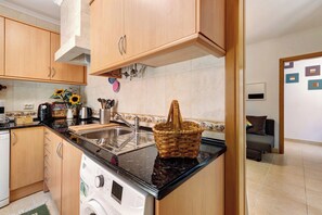 雪櫃、微波爐、焗爐、爐具