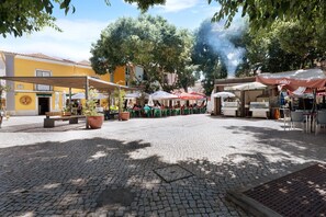 Outdoor dining - Vacation Home 'Casa Canopa' in Historical Area with Wi-Fi (Setúbal)