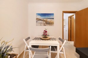 Dining - Vacation Home 'Casa Canopa' in Historical Area with Wi-Fi (Setúbal)