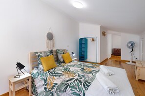 2 bedrooms, iron/ironing board, free WiFi, bed sheets - Vacation Home 'Casa Canopa' in Historical Area with Wi-Fi (Setúbal)