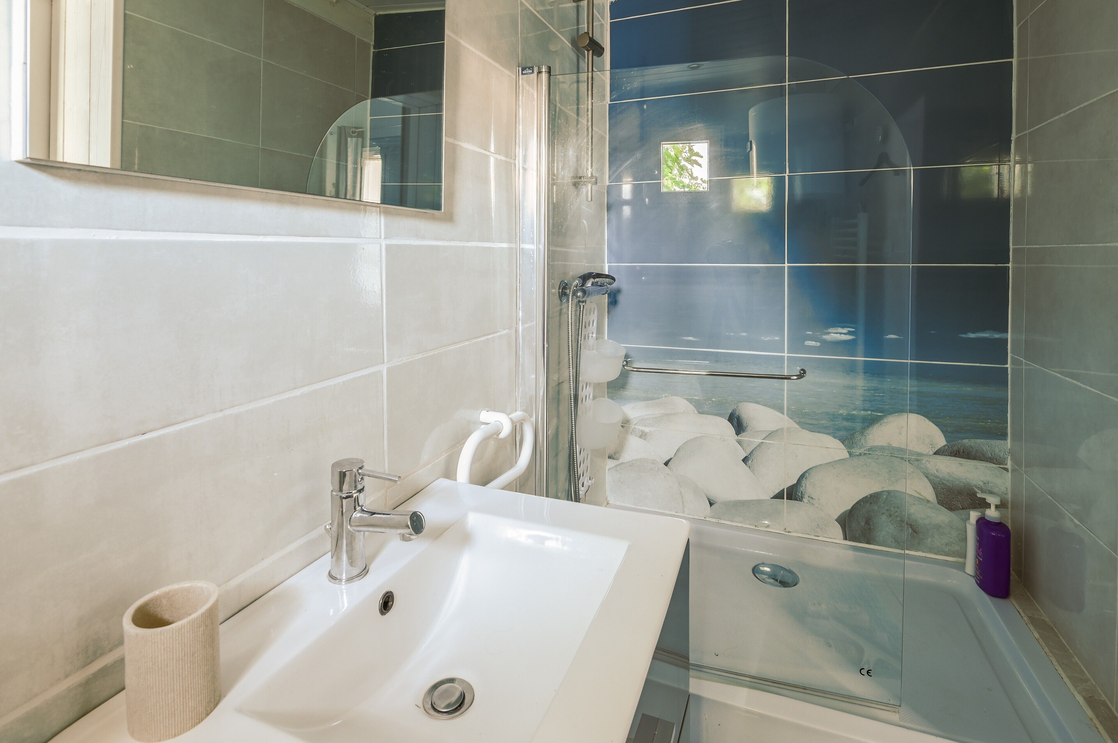 Badewanne, Haartrockner, Handtücher
