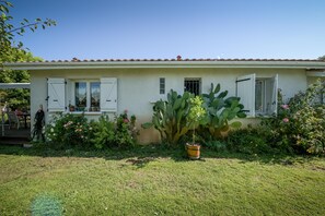 Exterior - Holiday Home 'Maison agréable et tranquille' with Whirlpool, Terrace & Wi-Fi (Gujan-Mestras)