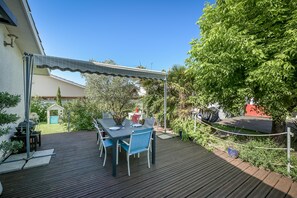 Outdoor dining - Holiday Home 'Maison agréable et tranquille' with Whirlpool, Terrace & Wi-Fi (Gujan-Mestras)