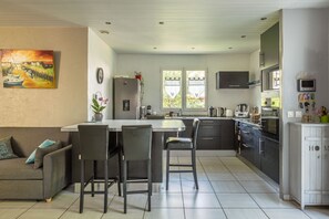 Fridge, microwave, oven, stovetop - Holiday Home 'Maison agréable et tranquille' with Whirlpool, Terrace & Wi-Fi (Gujan-Mestras)