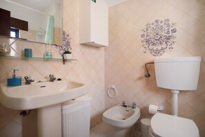 Badewanne, kostenlose Toilettenartikel, Haartrockner, Handtücher