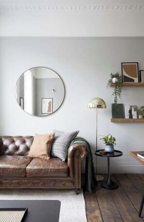 Televisión y oficina 