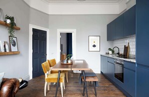 Luokittelematon kuva, 5 kautta 17, painike